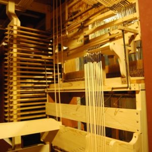 L’interno della consolle e le meccaniche dei registri L'interno della consolle e le meccaniche dei registri
