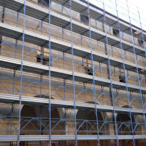 Ponteggi nel cortile lato ovest